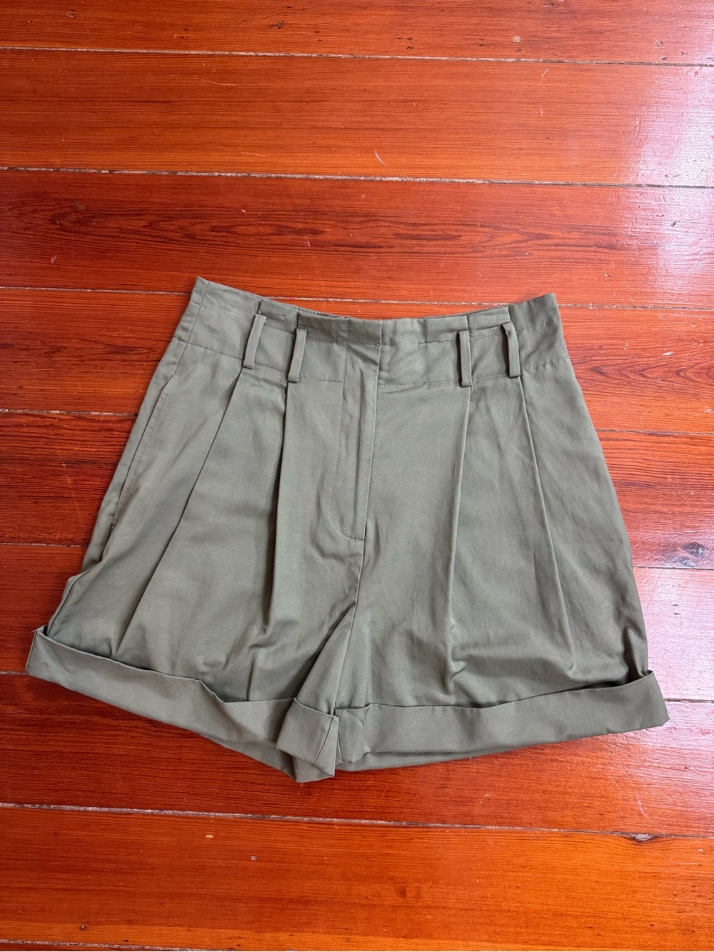 Elizabeth and James Olive Green Pleated High-Waist Trouser Shorts Sz 8 💛🍄